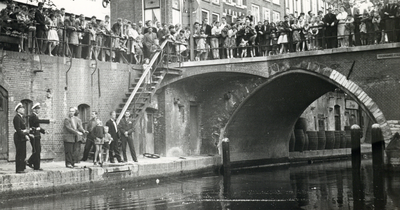 501746 Afbeelding van een gebeurtenis met veel omstanders bij de Hamburgerbrug over de Oudegracht te Utrecht.
